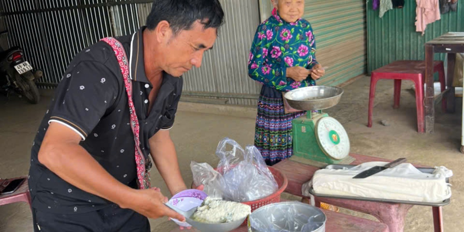 How a Da Lat Easyrider Tour Supports Local Communities