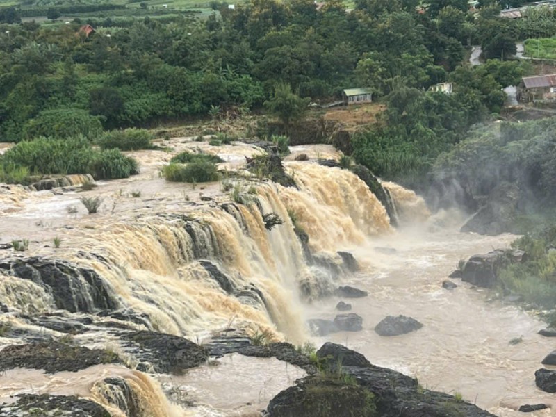 The Quiet Side of Vietnam: Small Roads and Local Life